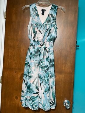 Sleeveless Lined Chiffon Palm-Print Midi Dress in Aqua/Green by Dynamite